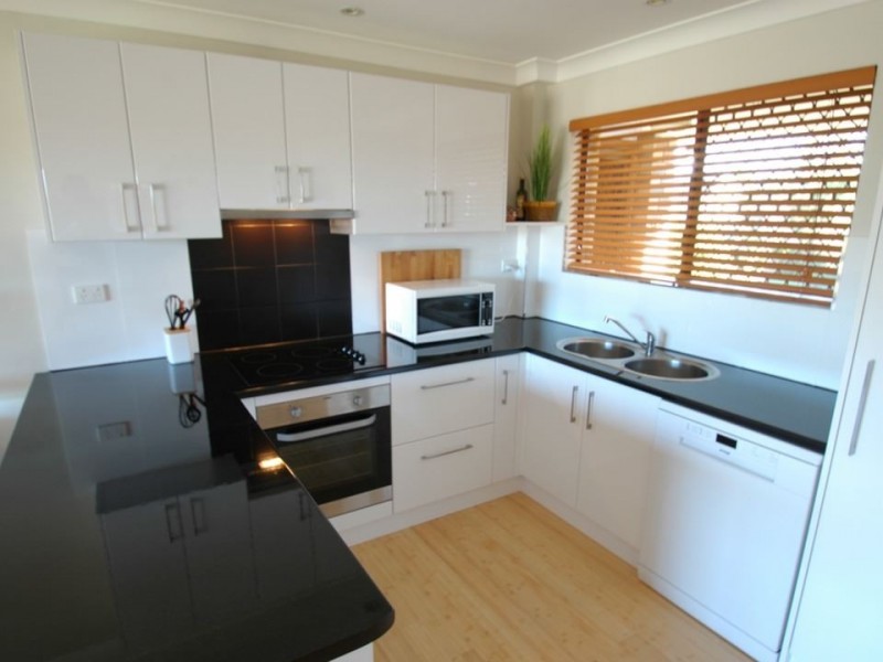8 Christina Court, Mermaid Waters QLD 4218