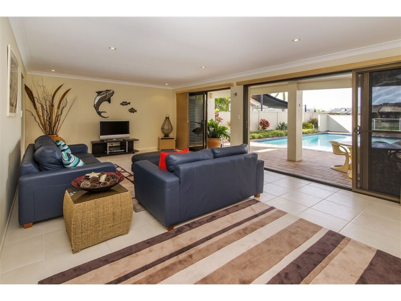 67 Campbell Street, Sorrento QLD 4217