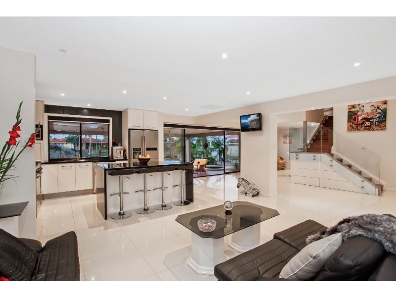 75 Hooker Blvd, Broadbeach Waters QLD 4218