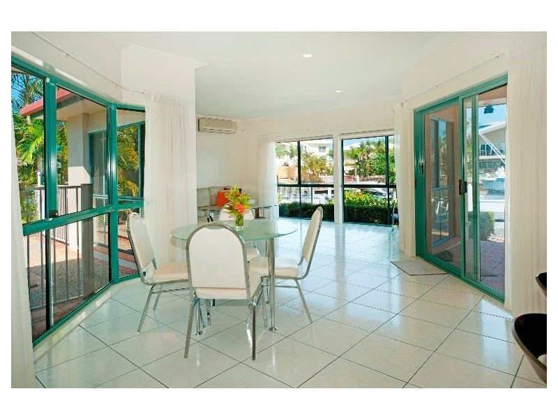 8 Torio Place, Runaway Bay QLD 4216