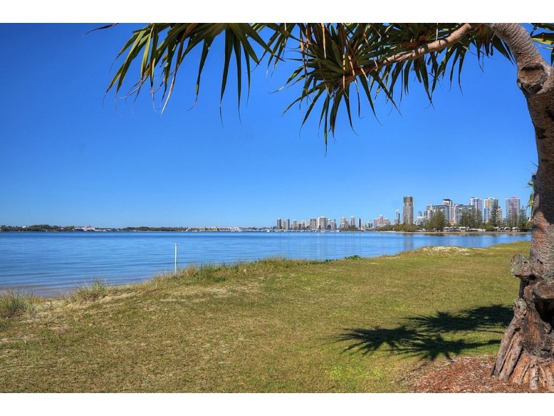 2/170 Muir Street, Labrador QLD 4215