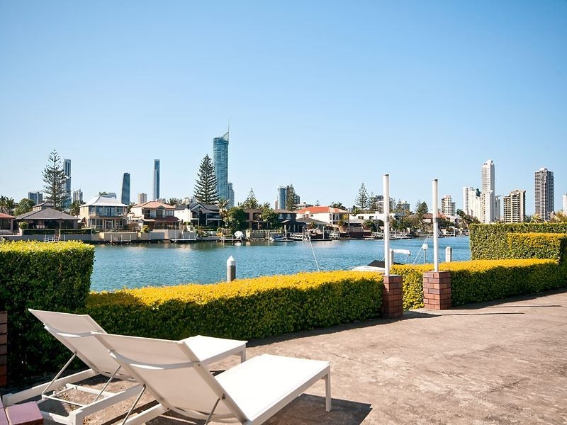 11 Cleland Crescent, Broadbeach Waters QLD 4218