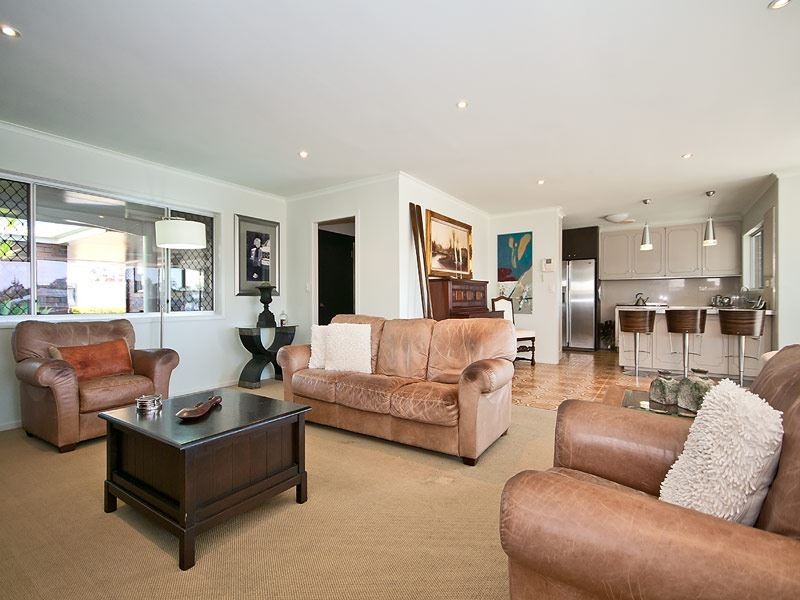 11 Cleland Crescent, Broadbeach Waters QLD 4218