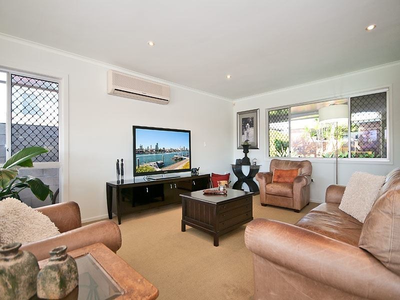 11 Cleland Crescent, Broadbeach Waters QLD 4218