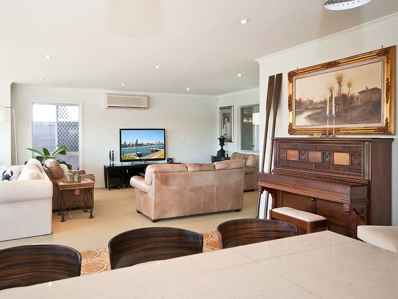 11 Cleland Crescent, Broadbeach Waters QLD 4218