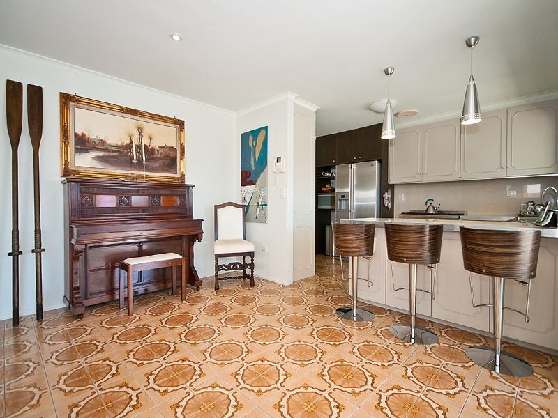 11 Cleland Crescent, Broadbeach Waters QLD 4218