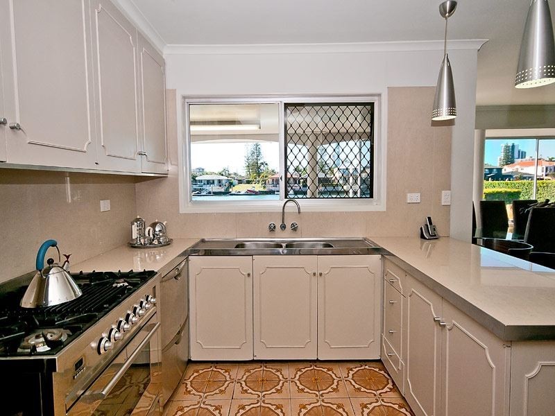 11 Cleland Crescent, Broadbeach Waters QLD 4218