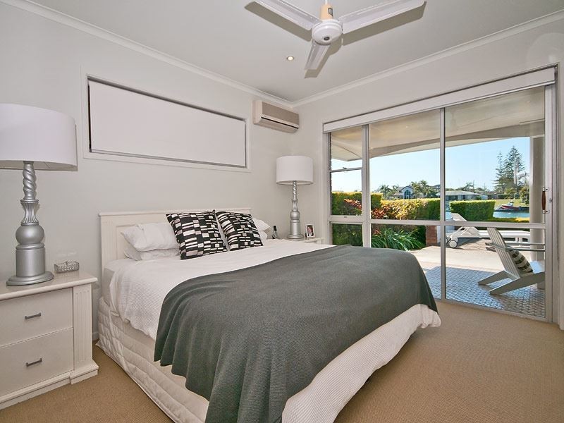11 Cleland Crescent, Broadbeach Waters QLD 4218