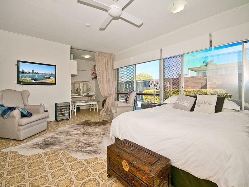 11 Cleland Crescent, Broadbeach Waters QLD 4218
