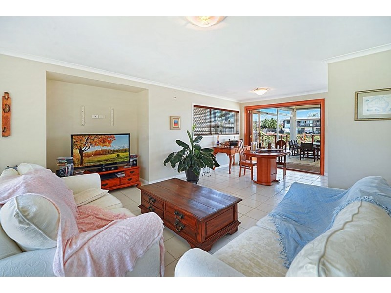 6 Bahia Court, Broadbeach Waters QLD 4218