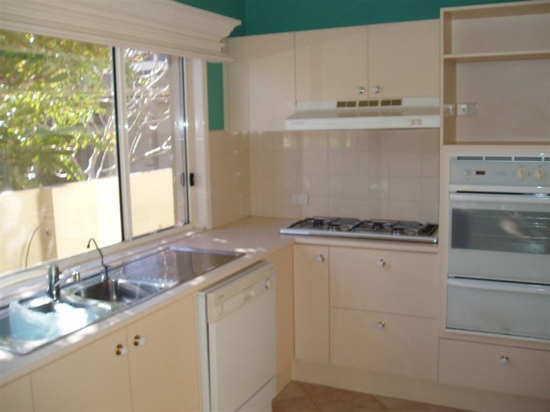 18 Hume Parade, Paradise Point QLD 4216