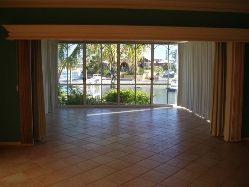 18 Hume Parade, Paradise Point QLD 4216