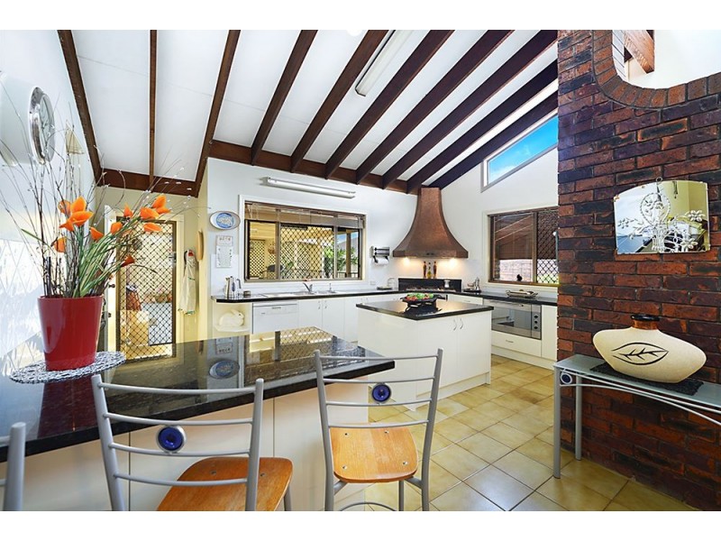 25 Inveray Avenue, Benowa Waters QLD 4217