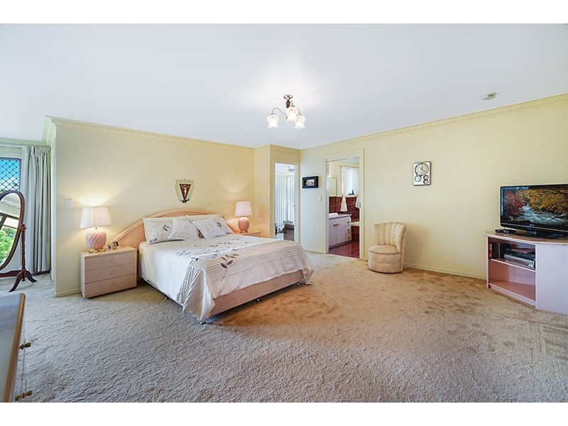 25 Inveray Avenue, Benowa Waters QLD 4217