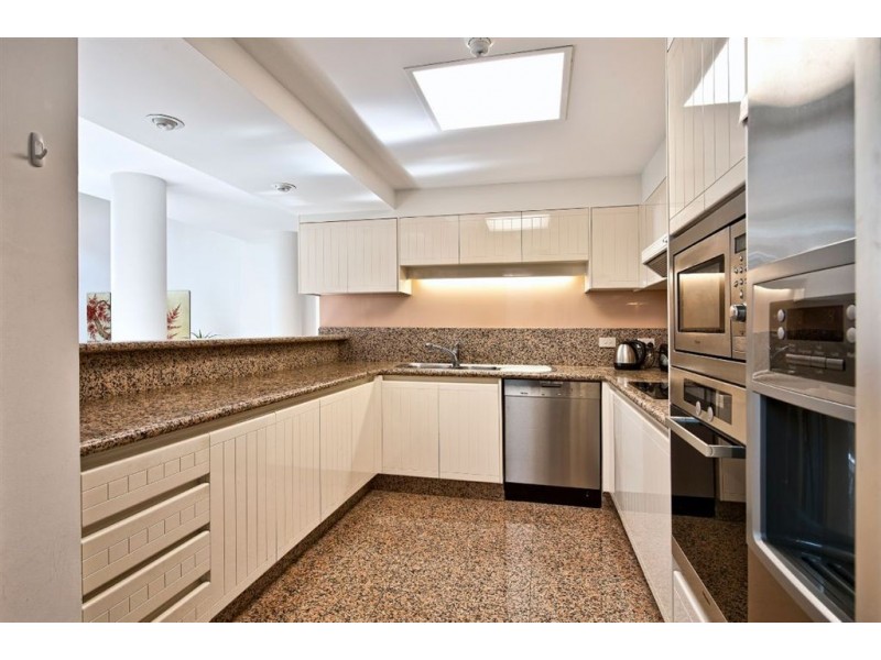 4/125 Santa Cruz Blvd, Clear Island Waters QLD 4226