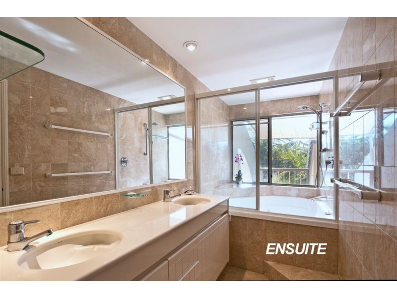 4/125 Santa Cruz Blvd, Clear Island Waters QLD 4226