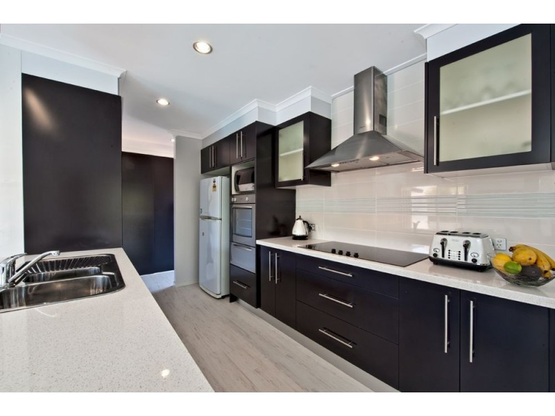 21 Holland Court, Broadbeach Waters QLD 4218