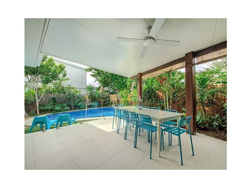 10 Allambi Avenue, Broadbeach Waters QLD 4218