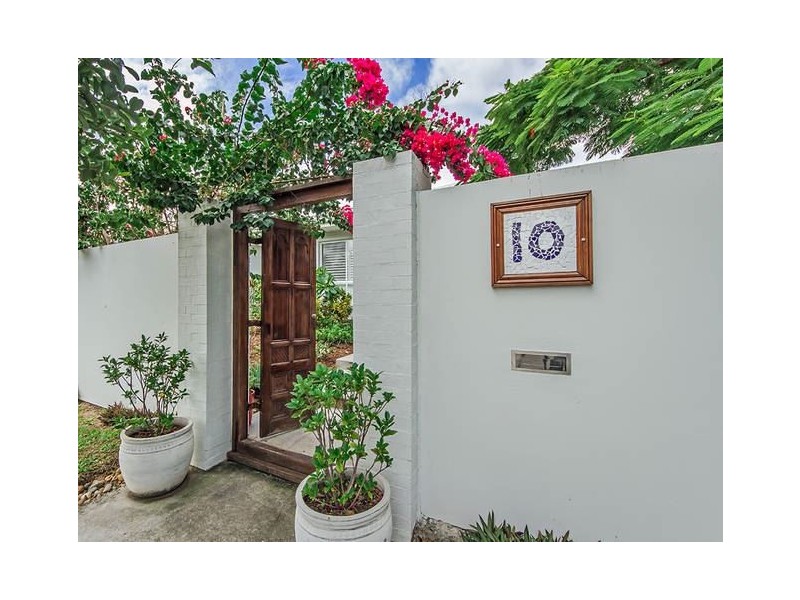 10 Allambi Avenue, Broadbeach Waters QLD 4218