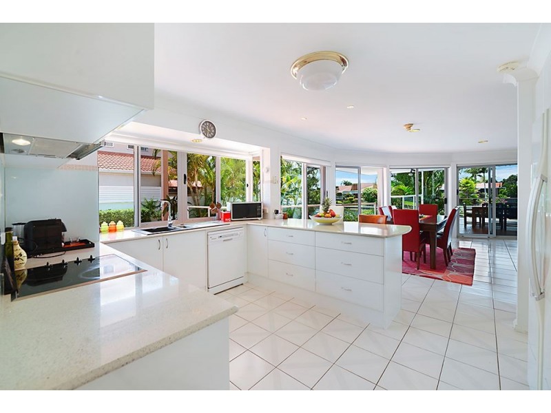 8 Wollundry Place, Mermaid Waters QLD 4218