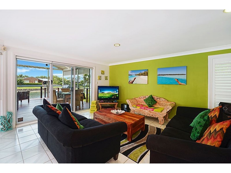 8 Wollundry Place, Mermaid Waters QLD 4218