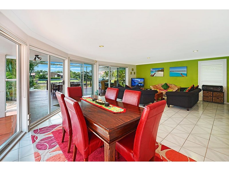 8 Wollundry Place, Mermaid Waters QLD 4218