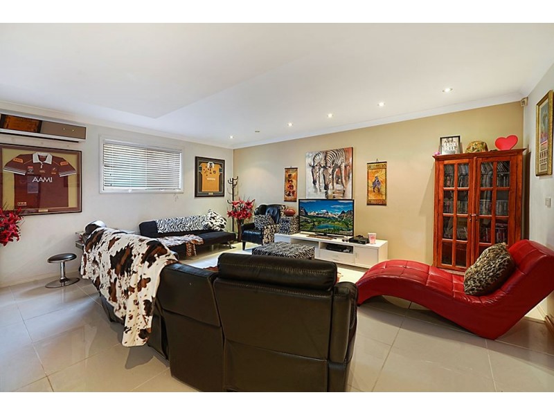 8 Wollundry Place, Mermaid Waters QLD 4218