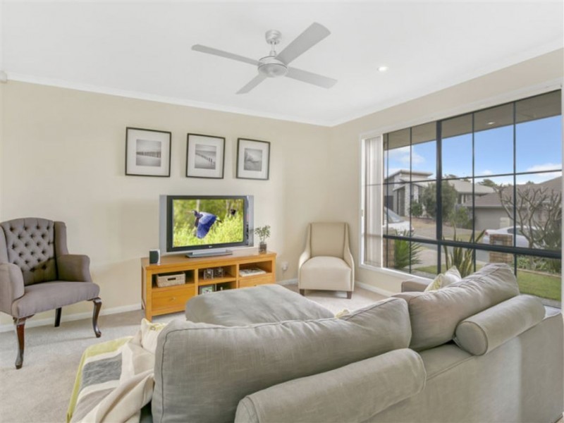 16 Zane Street, Molendinar QLD 4214