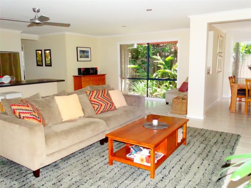 16 Zane Street, Molendinar QLD 4214