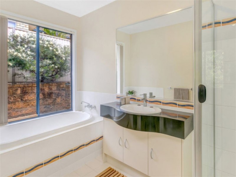 16 Zane Street, Molendinar QLD 4214