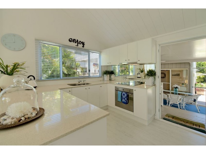 8 Donald Ave, Paradise Point QLD 4216