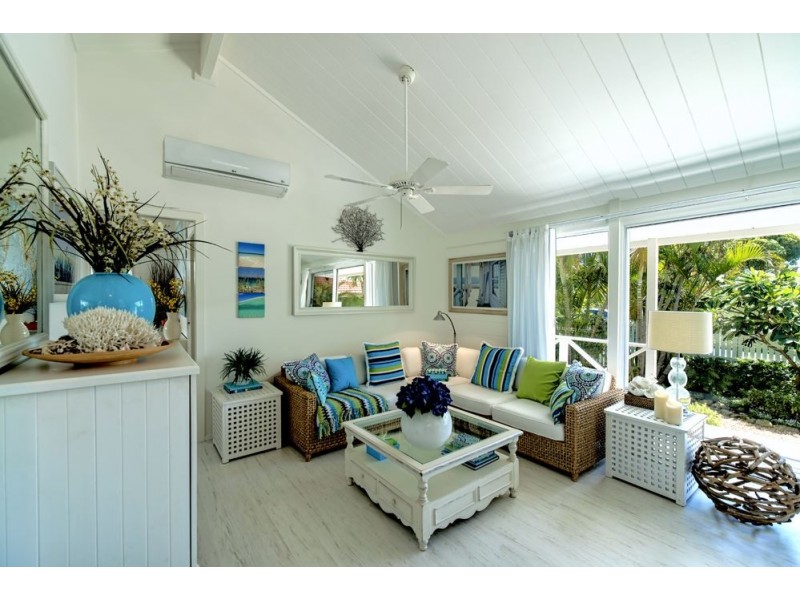 8 Donald Ave, Paradise Point QLD 4216