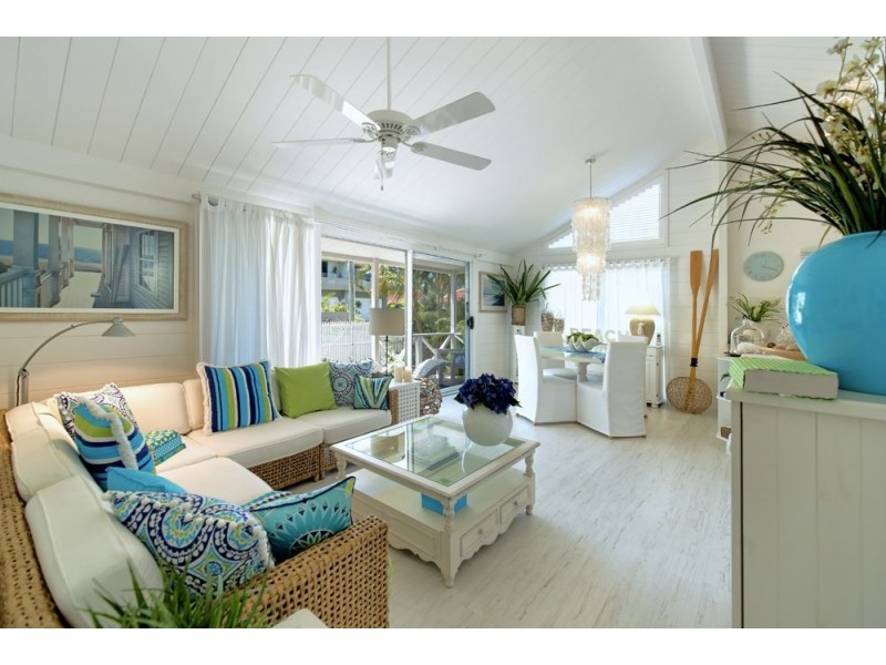 8 Donald Ave, Paradise Point QLD 4216