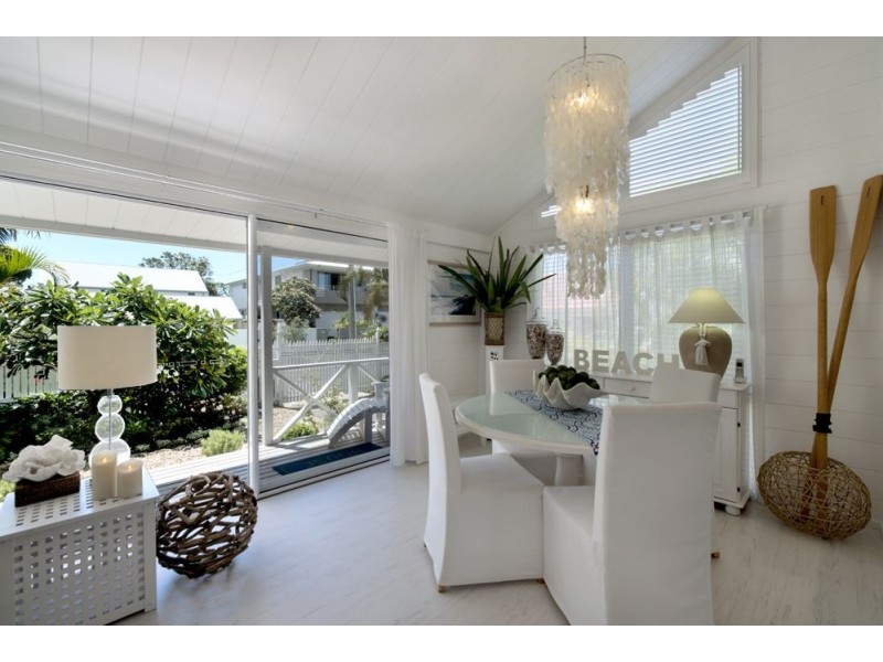 8 Donald Ave, Paradise Point QLD 4216