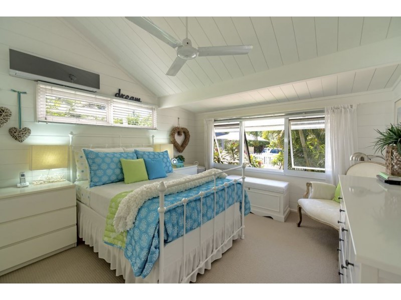 8 Donald Ave, Paradise Point QLD 4216