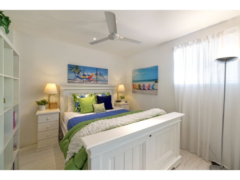 8 Donald Ave, Paradise Point QLD 4216