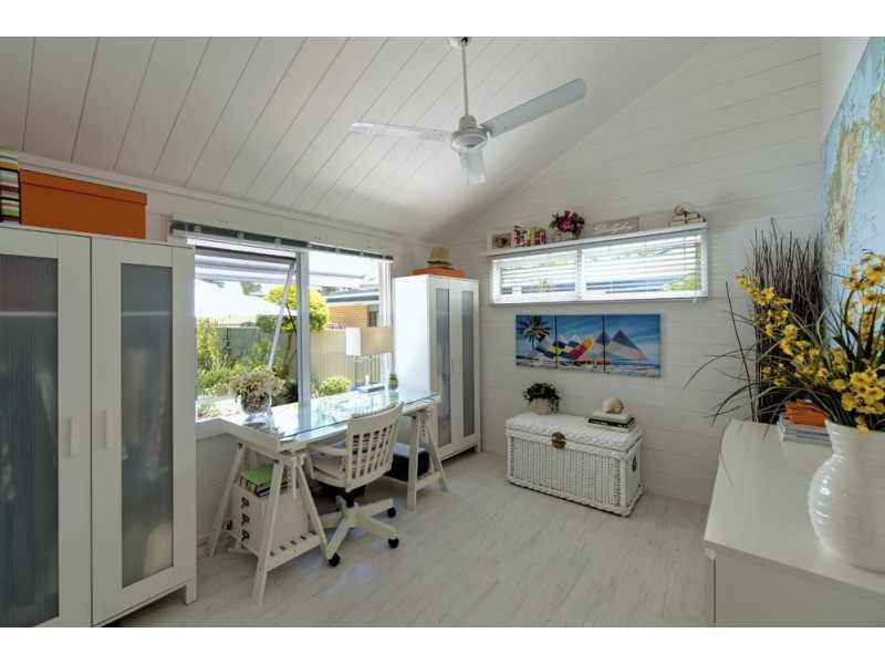 8 Donald Ave, Paradise Point QLD 4216