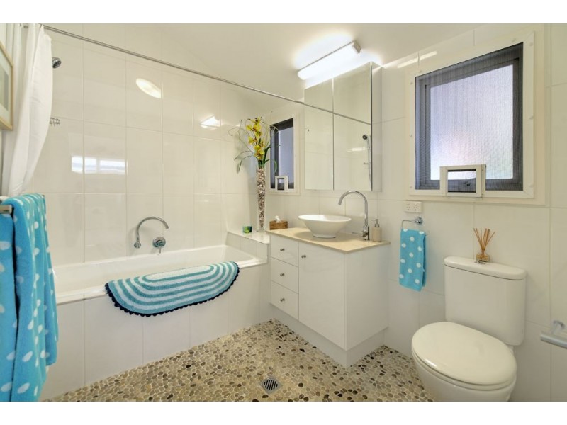 8 Donald Ave, Paradise Point QLD 4216
