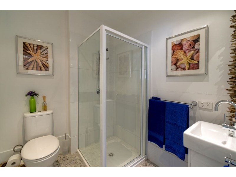 8 Donald Ave, Paradise Point QLD 4216