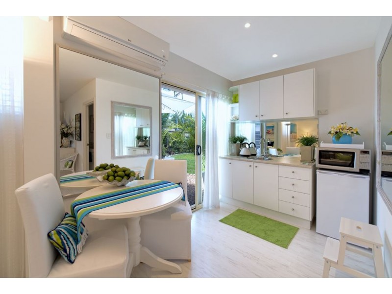 8 Donald Ave, Paradise Point QLD 4216