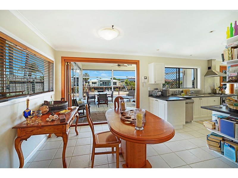 6 Bahia Court, Broadbeach Waters QLD 4218