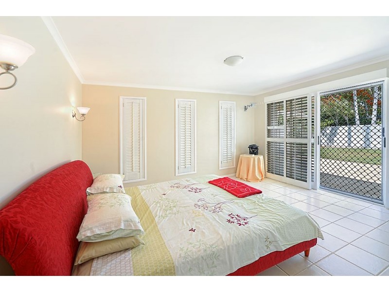 6 Bahia Court, Broadbeach Waters QLD 4218