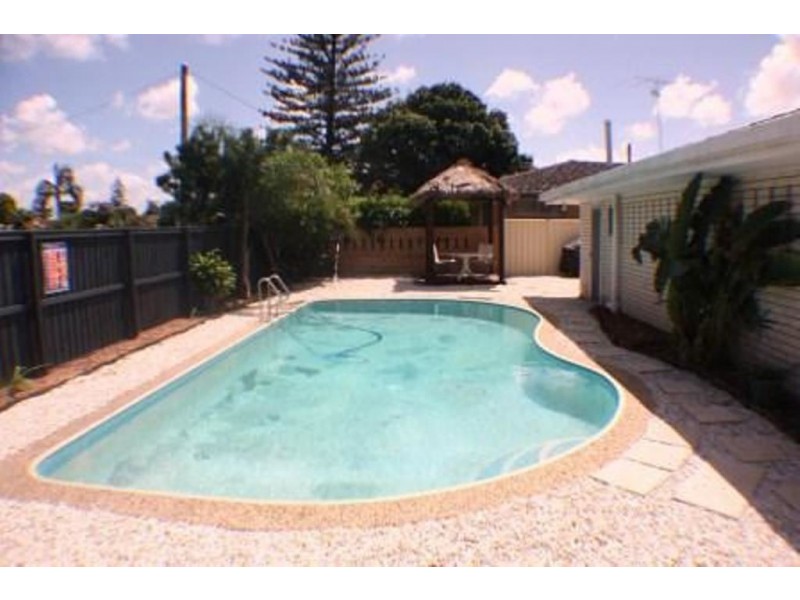 2 Saint Pauls Place, Isle Of Capri QLD 4217