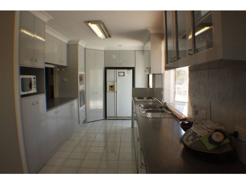 2 Saint Pauls Place, Isle Of Capri QLD 4217