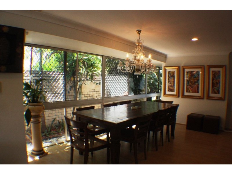 2 Saint Pauls Place, Isle Of Capri QLD 4217