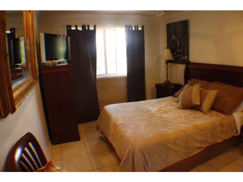 2 Saint Pauls Place, Isle Of Capri QLD 4217