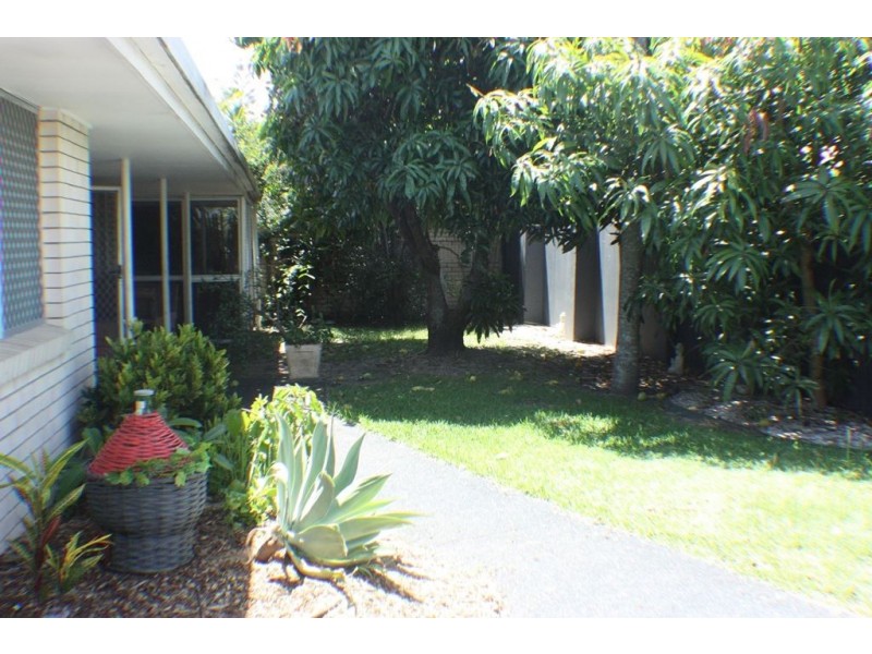 2 Saint Pauls Place, Isle Of Capri QLD 4217