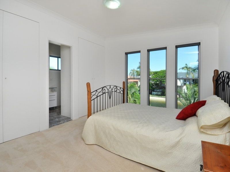 27 Sunshine Boulevard, Broadbeach Waters QLD 4218