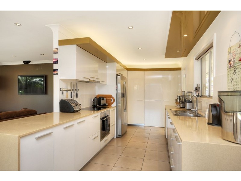 5 Chianti Avenue, Mermaid Waters QLD 4218