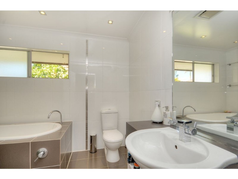 5 Chianti Avenue, Mermaid Waters QLD 4218